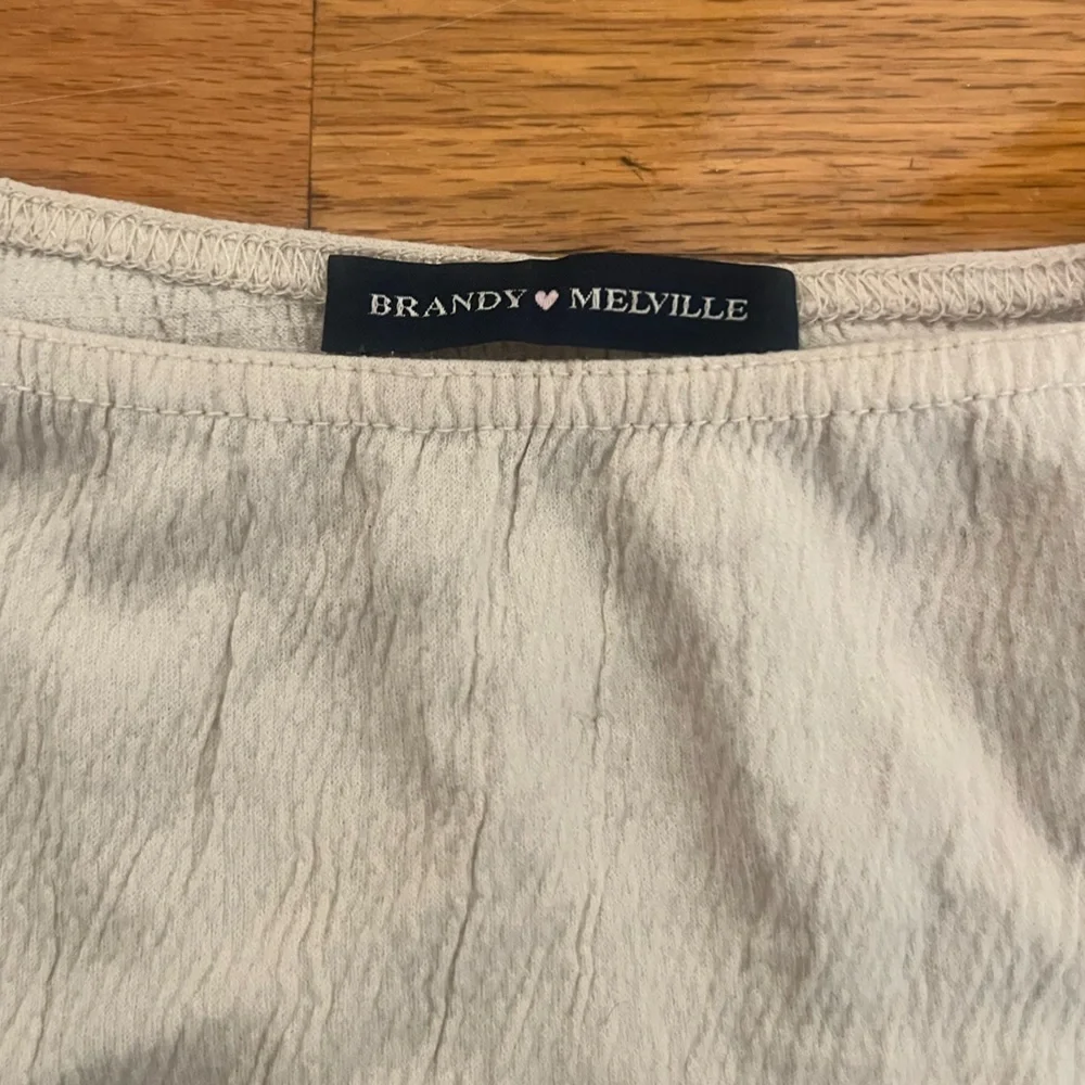 Brandy Melville cream textured high neck sleeveless tank top - Picture 3 of 7